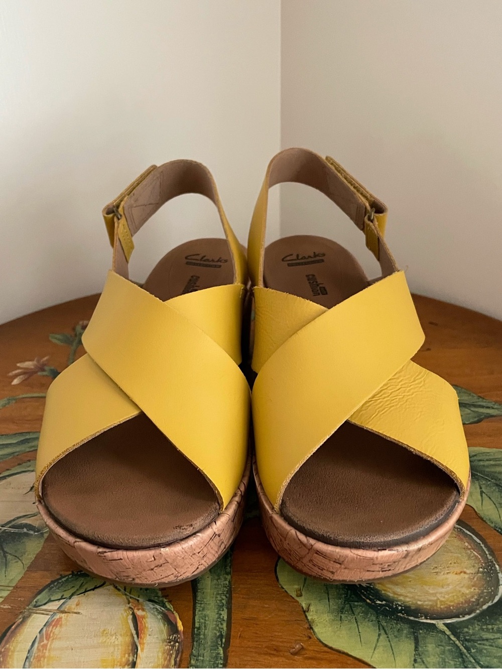 Clarks ‘Stasha Hale’ Yellow Leather Sandals Cross-Strap Cork Wedge Size 7.5 Wide - Picture 2 of 12